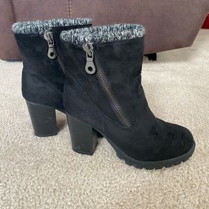 Black boots with sweater like detail